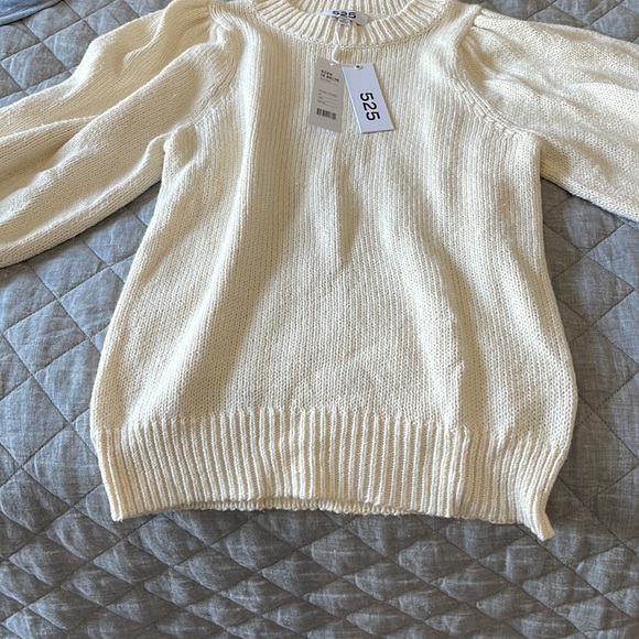 Cream soft sweater puffy sleeves somewhat fitted - Picture 4 of 4